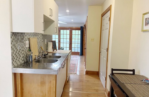 Lorton Apartment | Anne’s Place river view, couples getaway, relax by the water, Historic Occoquan