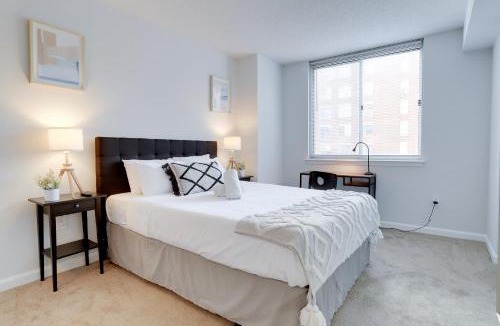 Crystal City Apartment | Apartment Just Steps from Ballston Subway Station