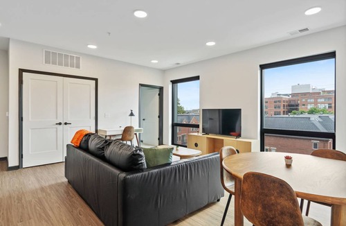 Lockerbie Square Apartment | Apartment ∙ 3 bedrooms ∙ 10 guests