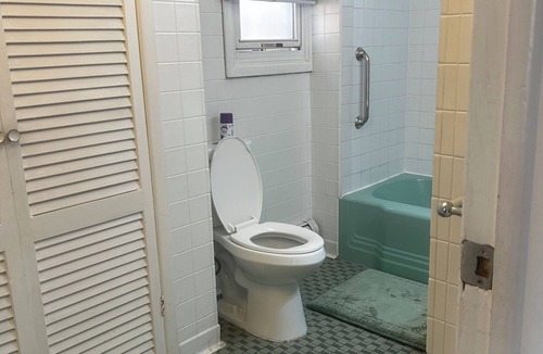 Constable Hook Apartment | Apt with utilities, wifi, a compact parking space, & on-site laundry near NYC!