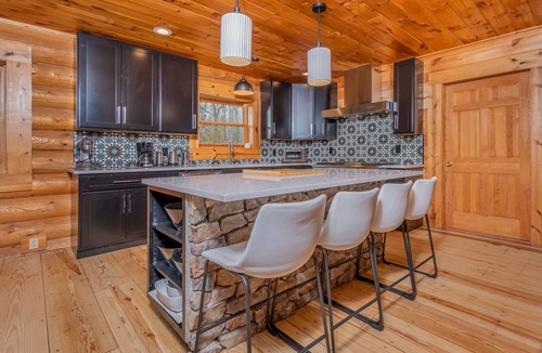 North Glade Hills House | Ar'ya Relaxed Chalet | Dock Slip + Hot Tub