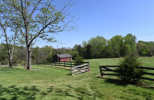 Clifford Cottage | Athlone Farm’s Historic Cottage—ca.1800s, Unique, Charming, renovated, sleeps 4