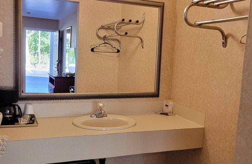 Pomona Hotel | Atrium Inn