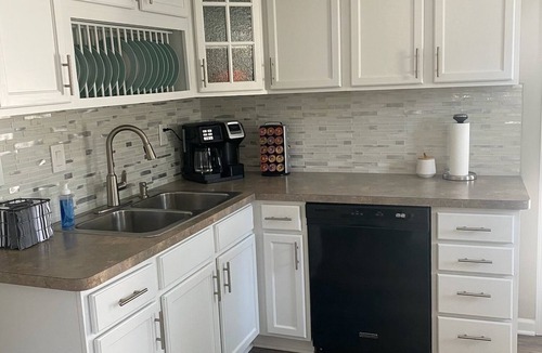 Avon Lake Cottage | Avon Lake Charming Cottage with 4 bedrooms and Lake Erie Access