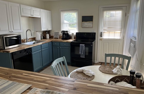 Avon Lake Cottage | Avon Lake Updated 2 Bedroom Cottage near Lake Erie on Very Quite Wooded Street
