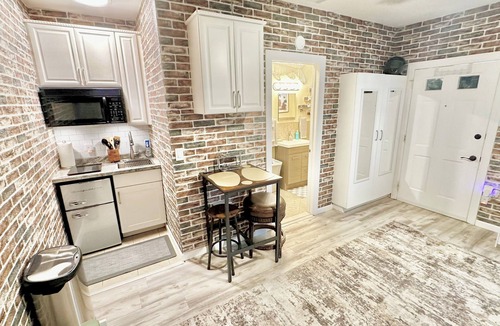 Jackson Apartment | Awesome Apartment w/80” Smart TV & Surround Sound Near Six Flags Great Adventure