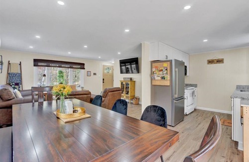 Tobyhanna House | 🐝 Awesome LAKEFRONT House w/Hot Tub - Honeybee Hideaway 🐝