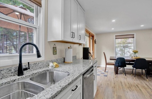Tobyhanna House | 🐝 Awesome LAKEFRONT House w/Hot Tub - Honeybee Hideaway 🐝