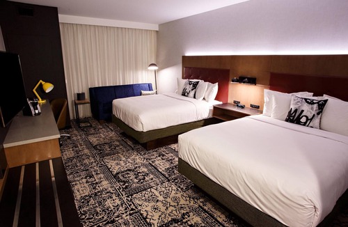 Lititz Hotel | Backstage Vibe Lancaster Charm-ADA Suite w/Roll-in Shower & Hearing Accessible