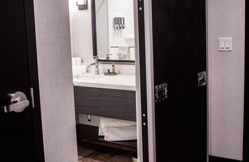 Lititz Hotel | Backstage Vibe Lancaster Charm-ADA Suite w/Roll-in Shower & Hearing Accessible