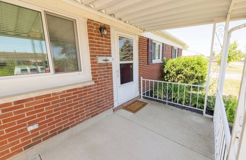 Riverside House | Badea’s 3- bedroom Cozy house . Close to Everything.