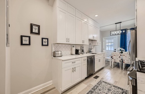 Canton House | BALTIMORE ROWHOUSE CLOSE TO WATER KING BED PARKING