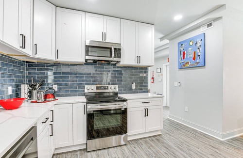 Mondawmin House | Baltimore Townhome w/Private Rooftop Patio!