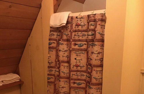 Keslers Cross Lanes Ski Chalet | Barefoot Retreat at the Lake - Pet Friendly with Hot Tub