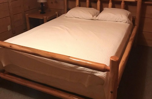 Keslers Cross Lanes Ski Chalet | Barefoot Retreat at the Lake - Pet Friendly with Hot Tub