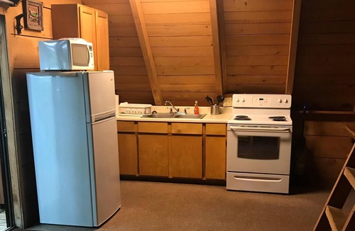 Keslers Cross Lanes Ski Chalet | Barefoot Retreat at the Lake - Pet Friendly with Hot Tub