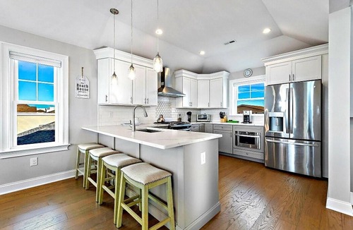 Beach Haven Crest House | Bay and Beach Views, Sunsets Galore! Elevator, Heated Saltwater Pooln