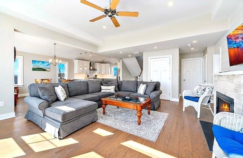 Beach Haven Crest House | Bay and Beach Views, Sunsets Galore! Elevator, Heated Saltwater Pooln