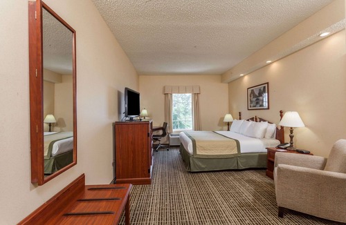 Columbia Hotel | Baymont by Wyndham Columbia Maury