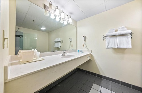 Put-in-Bay Hotel | BayShore Family Suite #300