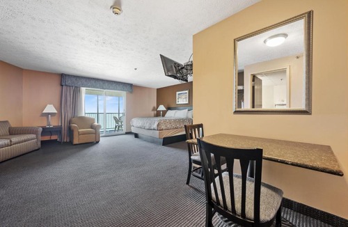 Put-in-Bay Hotel | BayShore King Suite #216