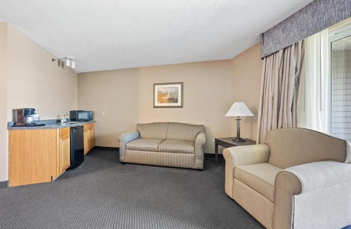 Put-in-Bay Hotel | BayShore King Suite #216
