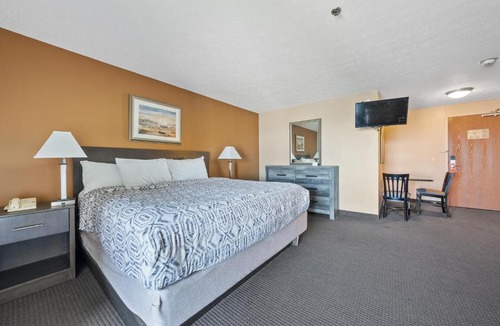 Put-in-Bay Hotel | BayShore King Suite #216