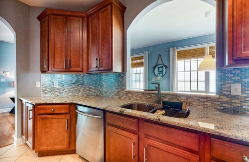 The Commons House | Bayside Resort house w/basketball court, tennis court, shared sauna & WiFi