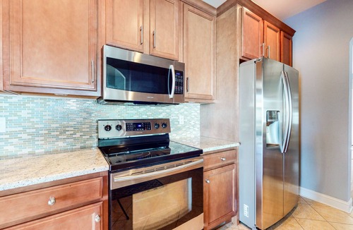 The Commons House | Bayside Resort house w/basketball court, tennis court, shared sauna & WiFi