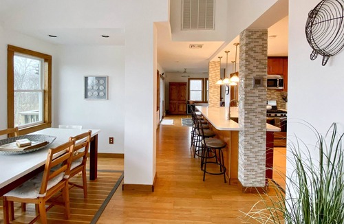 Keansburg House | Bayview Getaway with Hot Tub & NYC Skyline View | 2 Min Walk to Beach