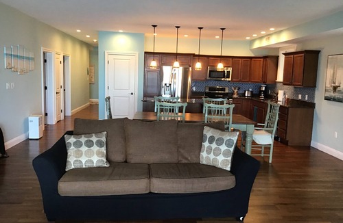Geneva-on-the-Lake Condo | BEACH LEVEL LAKE FRONT CONDO L02-5 Queen beds. Perfect for families with kids
