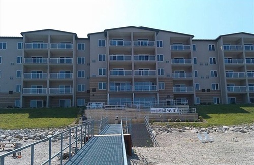 Geneva-on-the-Lake Condo | BEACH LEVEL LAKE FRONT CONDO L02-5 Queen beds. Perfect for families with kids