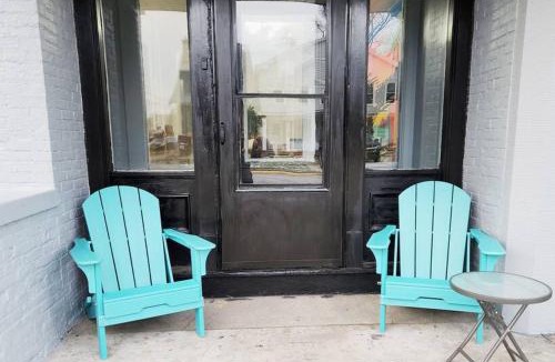 Sandusky Apartment | Beach Theme Mins to Cedar Pt, Sports Force & Ferry, Private Deck, EV, Kids & Pet Friendly