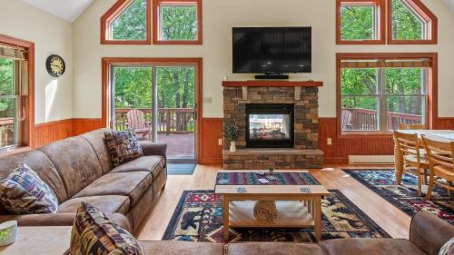 Lake Harmony Estates House | Bear Paw Lodge by AvantStay Hot Tub Deck Fire Pit