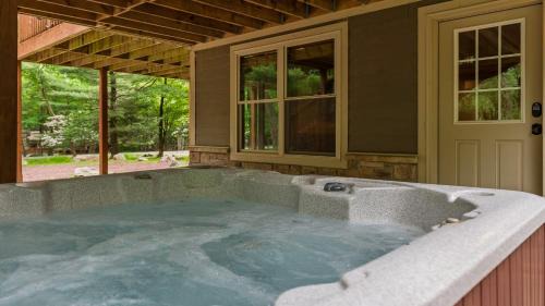 Lake Harmony Estates House | Bear Paw Lodge by AvantStay Hot Tub Deck Fire Pit