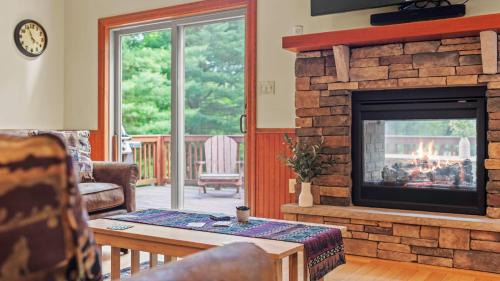Lake Harmony Estates House | Bear Paw Lodge by AvantStay Hot Tub Deck Fire Pit
