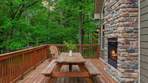 Lake Harmony Estates House | Bear Paw Lodge by AvantStay Hot Tub Deck Fire Pit