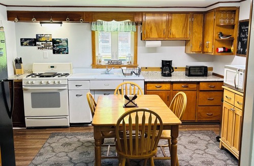 Slate Run House | Bear Run Lodge-Creek front, steps away from everything!