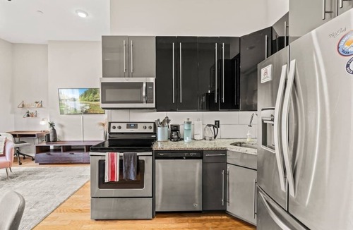 Rittenhouse Row Apartment | Beautiful 1BD With Balcony Hosted By StayRafa - 2F