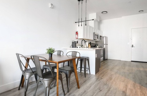 Elizabeth Apartment | Beautiful 1BR Next to Airport 5839