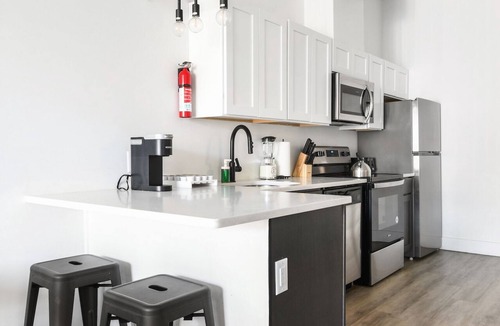 Elizabeth Apartment | Beautiful 1BR Next to Airport 5839