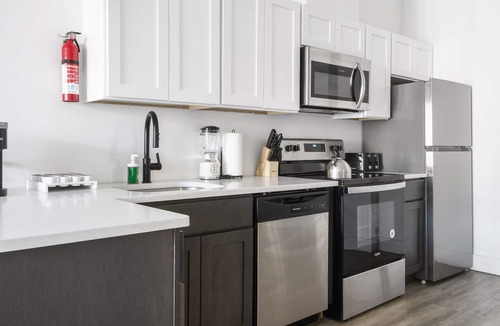 Elizabeth Apartment | Beautiful 1BR Next to Airport 5839