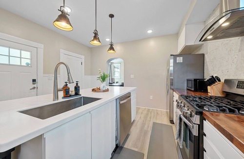 Italian Village House | Beautiful 3BR/2.5 BTH PERFECT location in Short North/Campus w/HUGE 4 car garage