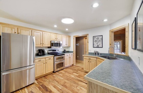 Cresco House | Beautiful 5BR, Gameroom, Hot Tub, Fenced Yard