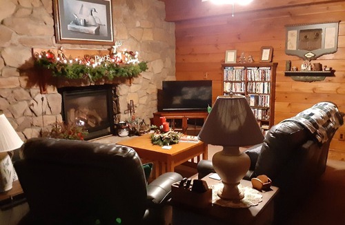 Kennerdell Apartment | Beautiful apartment in a rustic log home on theAllegheny River.
