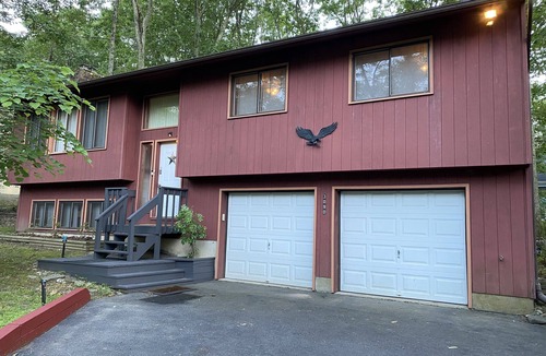 Bushkill House | Beautiful Bi-level. Game room with pool table, 5 UHDTVs, WiFi. Central heat/air.