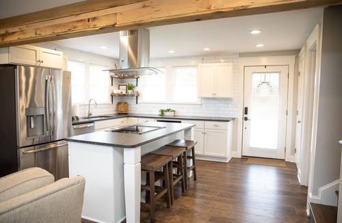 Bristol House | Beautiful Bristol Bungalow w/Firepit- 5 mins to downtown & 6 mins to Casino