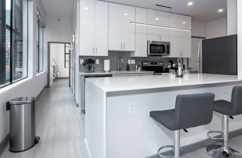 Central Business District Condo | Beautiful Condo-Heart of Business District 601