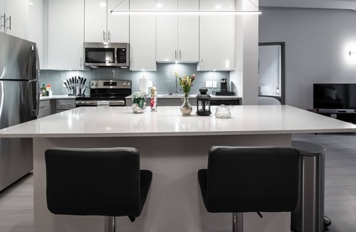 Central Business District Condo | Beautiful Condo - Heart of Business District 602
