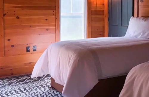 Layton House | Beautiful Country Retreat - 40 guests!